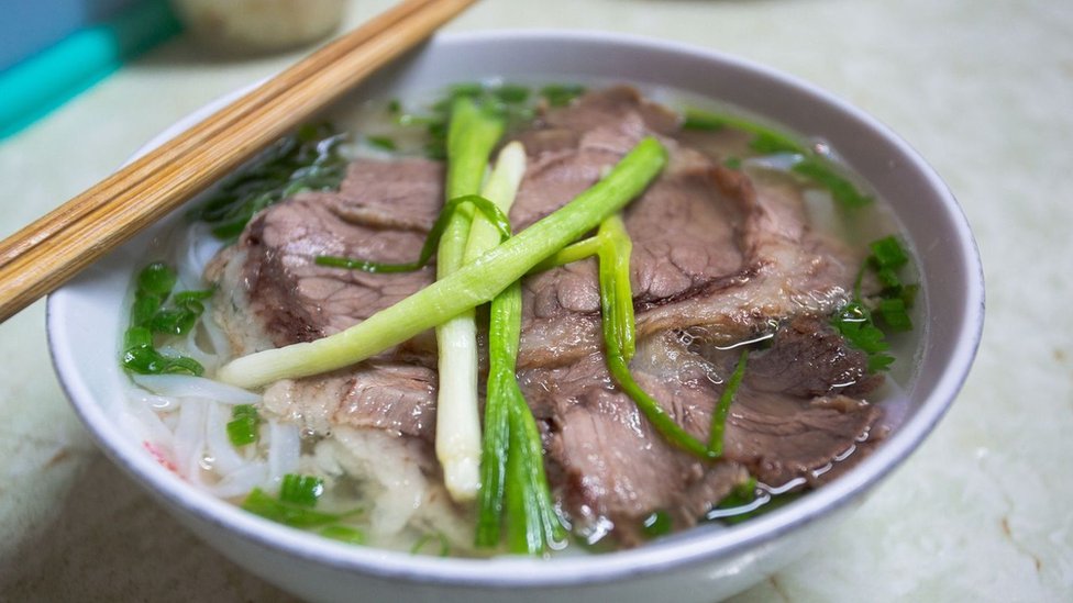 Hanojski fo sadrži slanu goveđu čorbu uz minimalnu upotrebu peršuna i začina