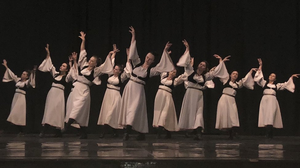 Kosovo i folklor: Kako se kroz ansamble Šota i Venac oslikavaju burna istorija i politika 2 Šta ansambl na nastupu