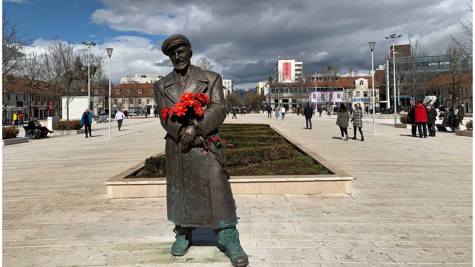 Drugi svetski rat i Jugoslavija: Čedomir Ljubo Čupić - osmehom prkosio smrti 8 Spomenik dominira nikšićkim šetalištem