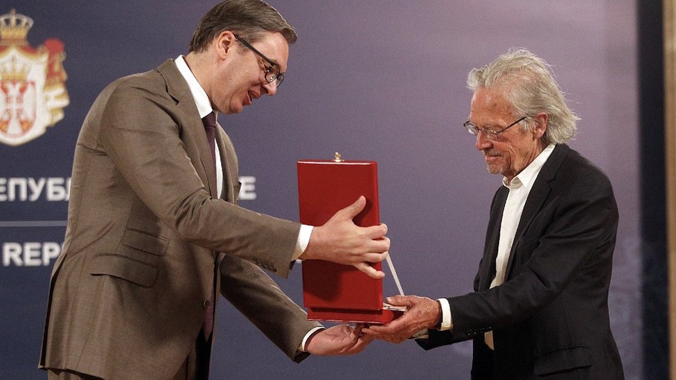 Predsednik Srbije Aleksandar Vučić uručuje Karađorđevu zvezdu nobelovcu Peteru Handkeu, Beograd, maj 2021.