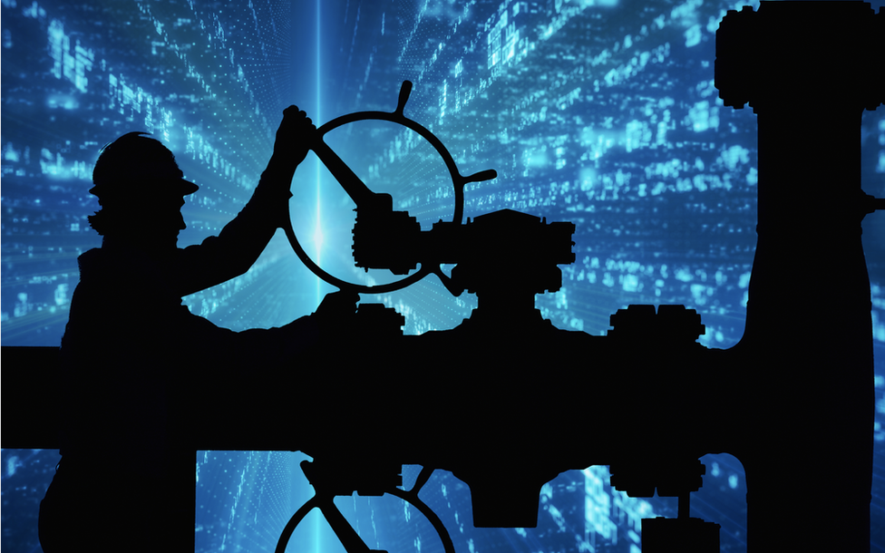 Amerika i hakerski napad na Kolonijal: Kako su sajber-napadači zaustavili naftovod 1 oil worker and cyber imagery