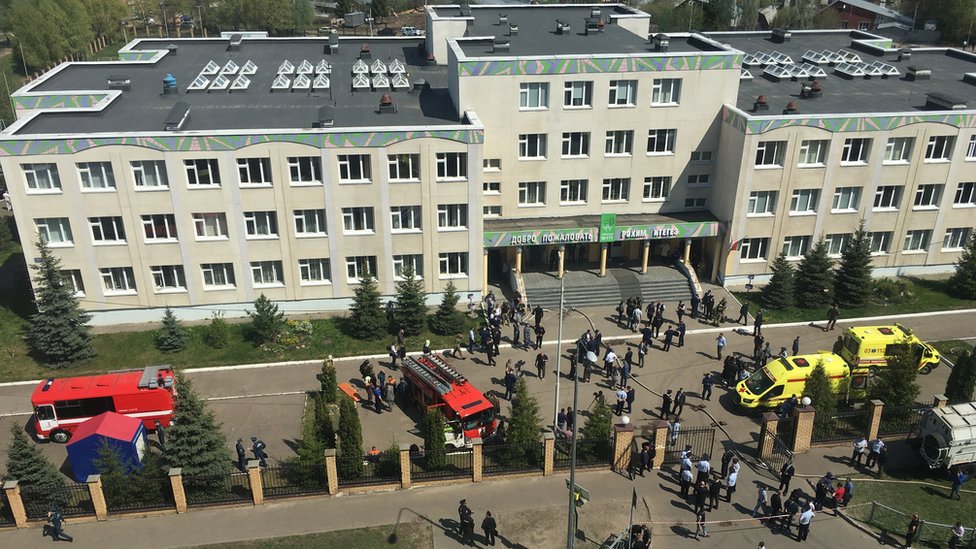 Rusija: Pucnjava u školi u Kazanju, ubijena deca 1 Ambulances and police cars gather outside a school in the aftermath of a shooting, in Kazan, Russia, 11 May 2011