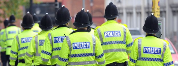 Kraljičin govor 2021: Prvo pojavljivanje kraljice van Vindzora posle smrti princa Filipa 8 Policemen