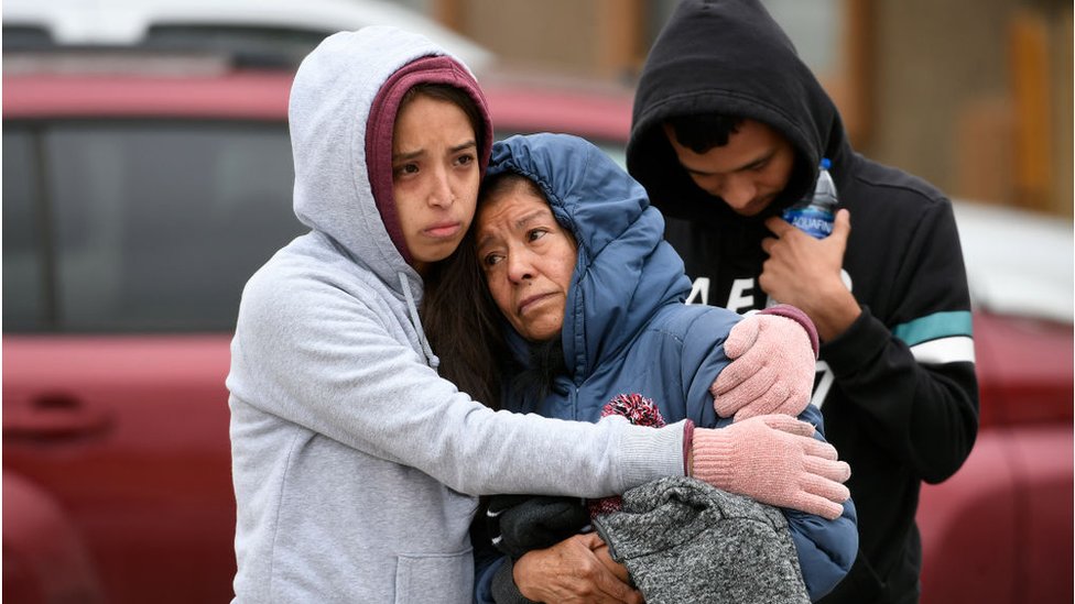 Amerika i nasilje: Upao na žurku i ubio šestoro ljudi „zato što nije bio pozvan" 1 Family members mourn together