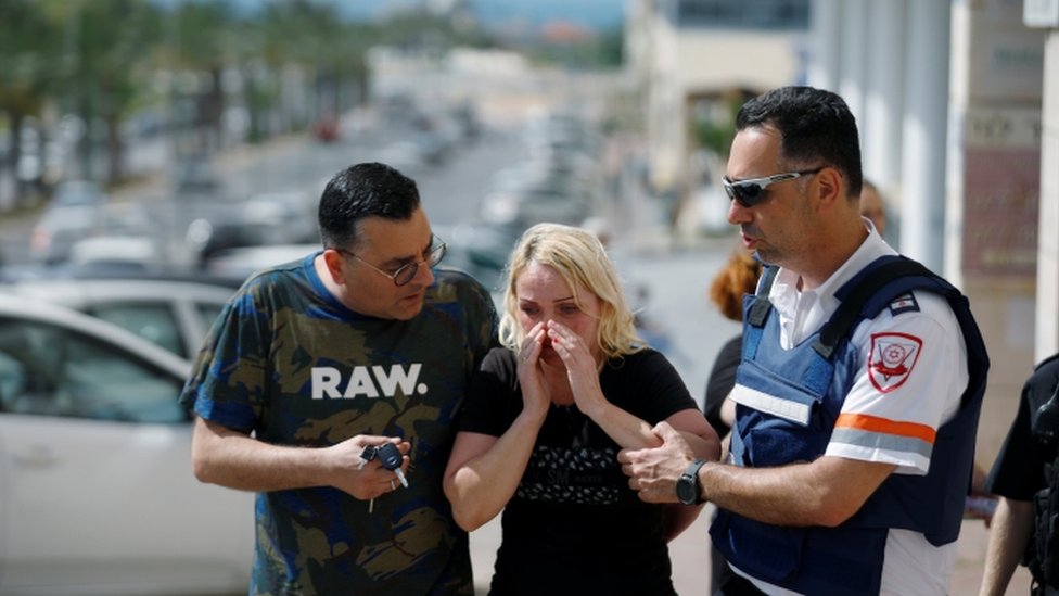 Izrael, Palestina, Gaza i sukobi: Kako lokalno stanovništvo reaguje na najnoviji talas nasilja 2 Woman comforted after rocket attack in Ashkelon