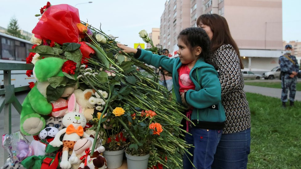 Pucnjava u Rusiji, dan kasnije: Kazanj tuguje, političari traže pooštravanje pravila o nabavci oružja 1 People lay flowers at a makeshift memorial for victims of a deadly shooting at School No 175 in Kazan, Russia, 11 May 2021
