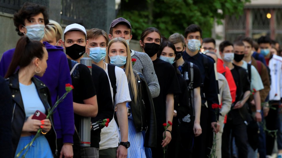 Pucnjava u Rusiji, dan kasnije: Kazanj tuguje, političari traže pooštravanje pravila o nabavci oružja 2 People gather to lay flowers at a makeshift memorial outside the representative office of the Republic of Tatarstan in Moscow