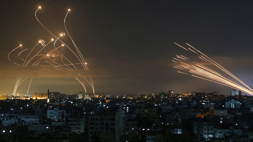 Izrael, Palestina i nasilje: Napadi na gazu nastavljaju se „punom snagom“, kaže Netanjahu 11 Rockets are seen in the night sky fired towards Israel from Beit Lahia in the northern Gaza Strip on May 14, 2021