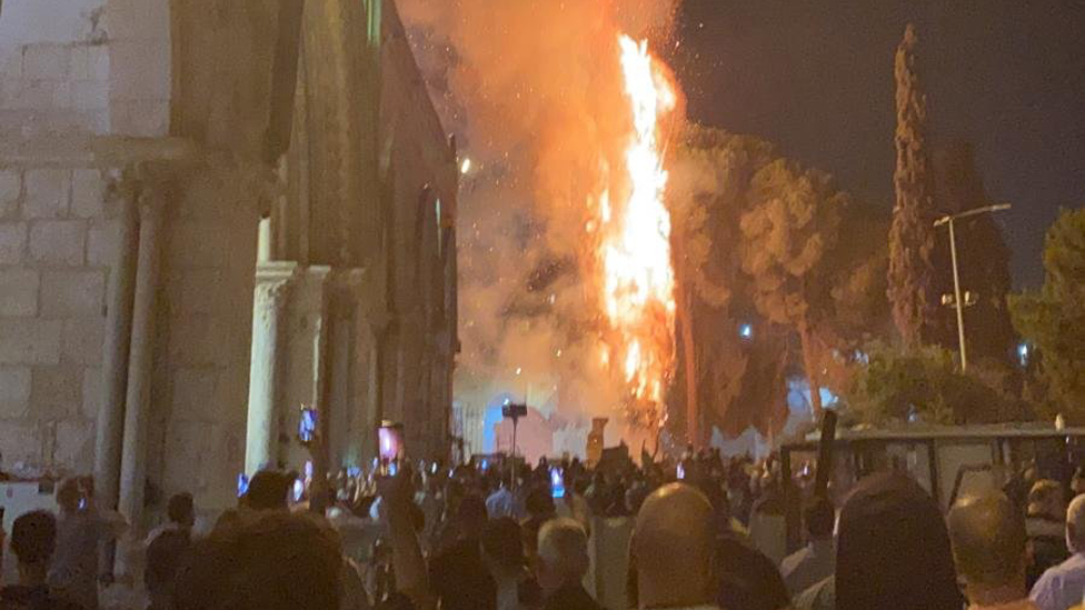 Izrael, Palestinci i sukob: Potvrđene lažne tvrdnje i dezinformacije 5 A tree set on fire at the Al-Aqsa mosque