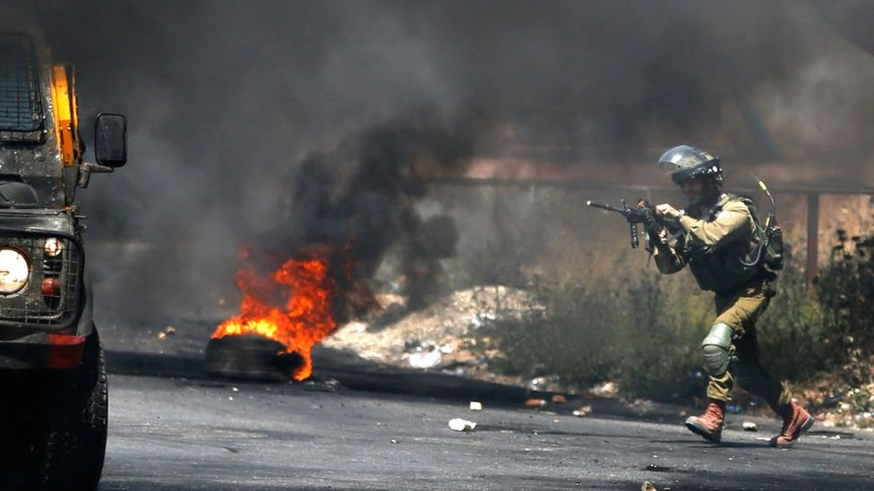 Izrael, Palestina i nasilje: Napadi na gazu nastavljaju se „punom snagom“, kaže Netanjahu 10 An Israeli soldier gets into position during clashes with Palestinian demonstrators in the West Bank