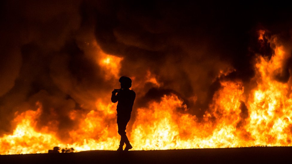 Izrael, Palestinci i sukob: Potvrđene lažne tvrdnje i dezinformacije 1 An Israeli citizen standing in front of a fire