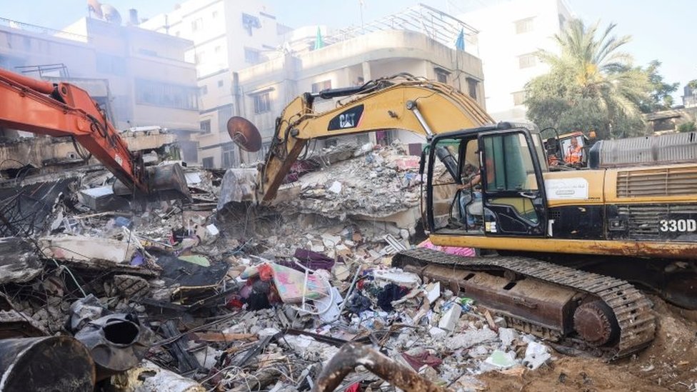 Izrael, Palestina i nasilje: Napadi na gazu nastavljaju se „punom snagom“, kaže Netanjahu 1 Excavators work to clear the rubble at the site of Israeli air strikes, in Gaza City May 16, 2021