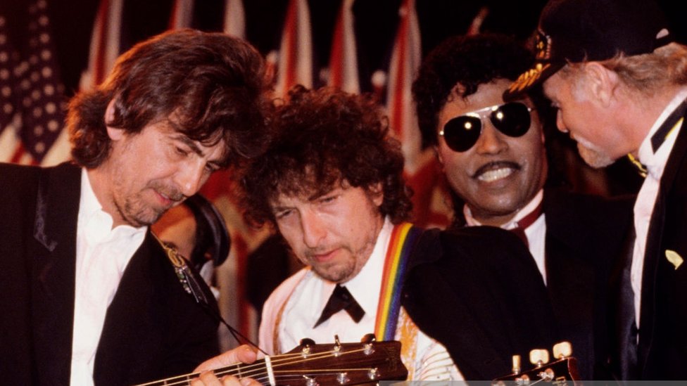 Bob Dilan, legenda moderne muzike: 80. rođendan, 80 stvari koje možda niste znali o njemu 8 George Harrison, Bob Dylan, Little Richard and Mike Love of The Beach Boys performing at the 1988 Rock & Roll Hall Of Fame awards in New York