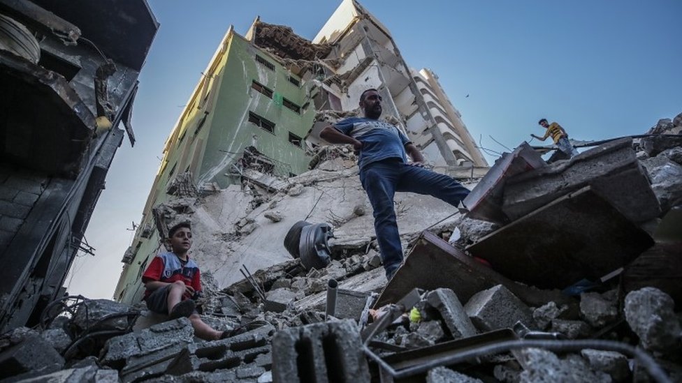 Izrael, Palestina i nasilje: Hamas tvrdi da je primirje na vidiku, Netanjahu odlučan da uspostavi red i mir 3 Palestinians inspect the rubble of their destroyed house after Israeli airstrikes