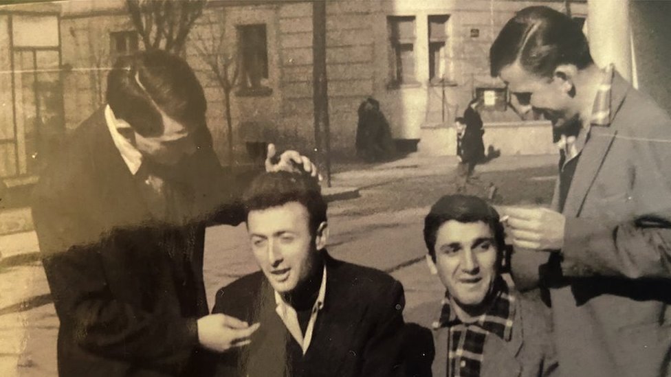 Velimir Bata Živojinović: Pet godina od smrti najpopularnijeg jugoslovenskog glumca 2 Bata Živojinović s prijateljima