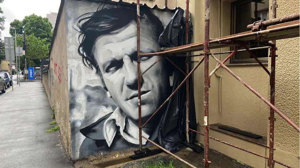 Velimir Bata Živojinović: Pet godina od smrti najpopularnijeg jugoslovenskog glumca 6 Mural Bate Živojinovića pored Beogradskog dramskog pozorišta na Crvenom krstu