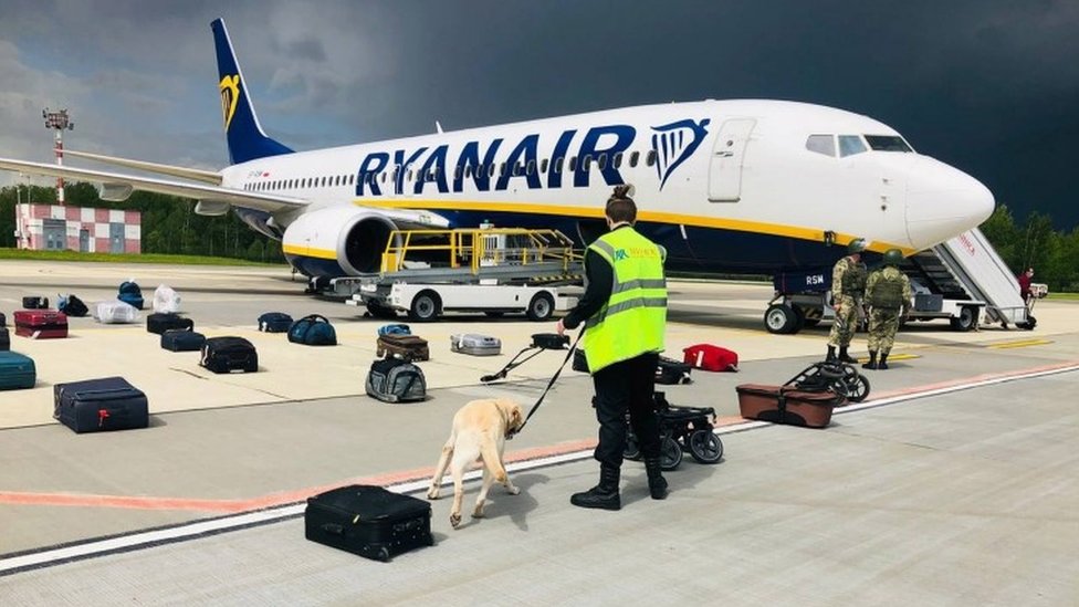 Belorusija i Evropska unija: Kakav uticaj bi mogle da imaju oštrije sankcije po režim Aleksandra Lukašenka 1 Sniffer dog checks bags taken off Ryanair flight at Minsk