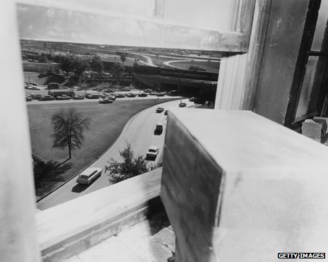 Pogled sa prozora šestog sprata sat vremena posle atentata na Kenedija