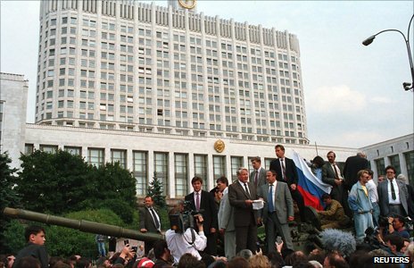 Yeltsin on tank outside the White House