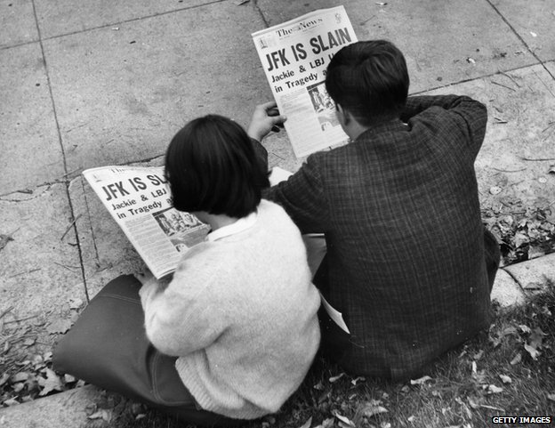 Amerika, istorija i politika: Ubistvo Kenedija - šta je dovelo do teorija zavere i pitanja na koja nema odgovora 1 Two people in Lafayette Park, Washington, reading the newspaper reports of President John F Kennedy's assassination