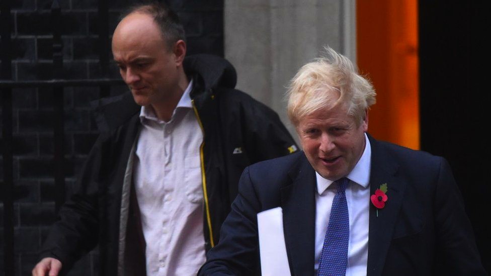 Kovid kriza u Velikoj Britaniji: Teške optužbe na račun premijera - „Umrle su desetine hiljada ljudi koje nisu morale da umru“ 1 Dominic Cummings and Boris Johnson leave 10 Downing Street