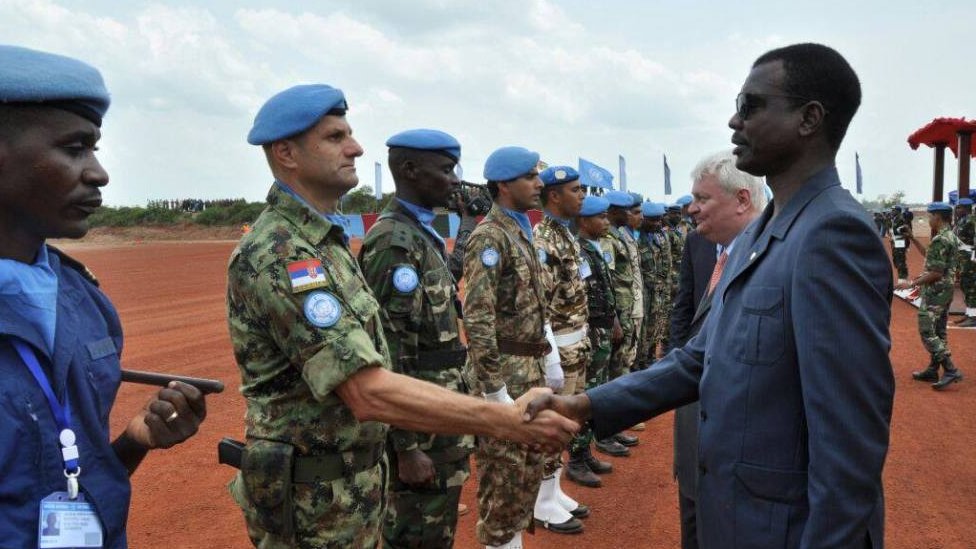 Balkan, vojska i Ujedinjene nacije: Plavi šlemovi - šta rade, čemu služe i kakva su balkanska iskustva 2 vojnik u mirovnoj misiji