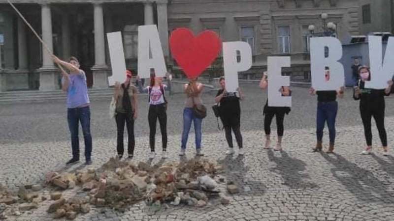 Aktivisti koji brane baru Reva istresli šut ispred Skupštine grada 1