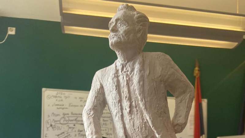 Vesić najavio spomenik Branku Pešiću 1