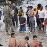 Španija: Policija suzavcem rasterivala migrante 2