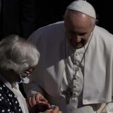 Papa poljubio tetovažu na ruci žene koja je preživela Aušvic 9