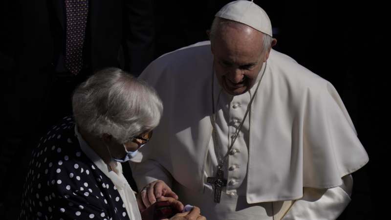Papa poljubio tetovažu na ruci žene koja je preživela Aušvic 1