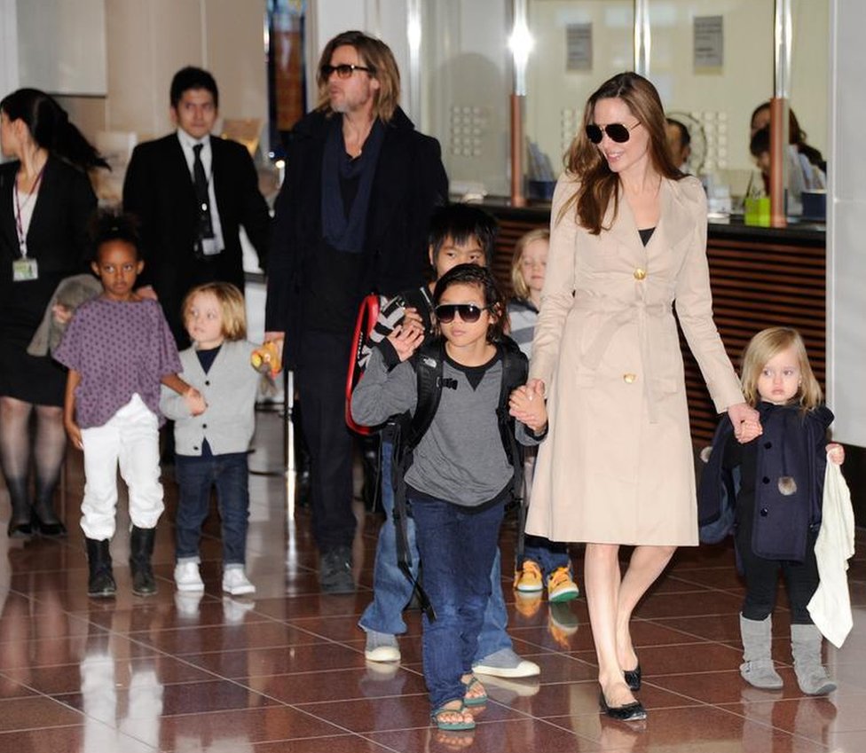 Amerika i poznati: Bred Pit dobio zajedničko starateljstvo nad decom sa Anđelinom Džoli 2 Pictured with their children, US movie stars Brad Pitt and Angellina Jolie arrive at Haneda Airport in Tokyo on November 8, 2011.