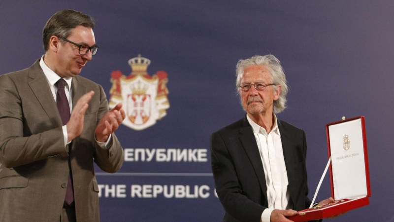 Vučić uručio Handkeu orden 1