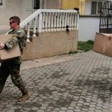 I američki vojnici delili paketiće u srpskim enklavama na Kosovu 7
