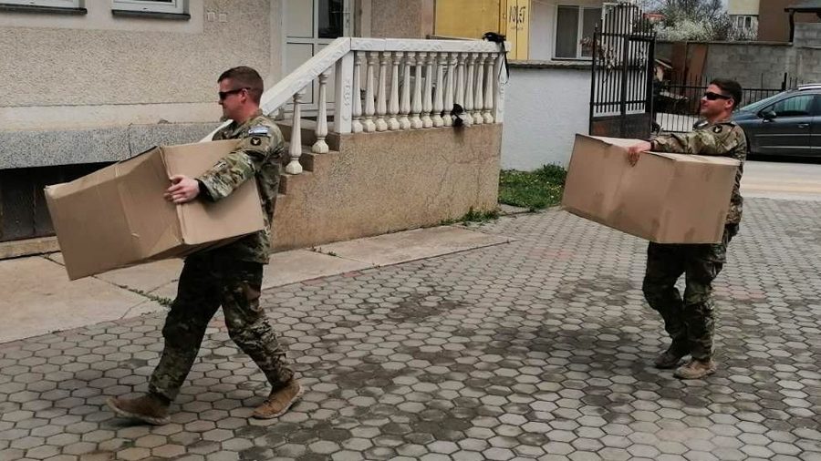I američki vojnici delili paketiće u srpskim enklavama na Kosovu 1