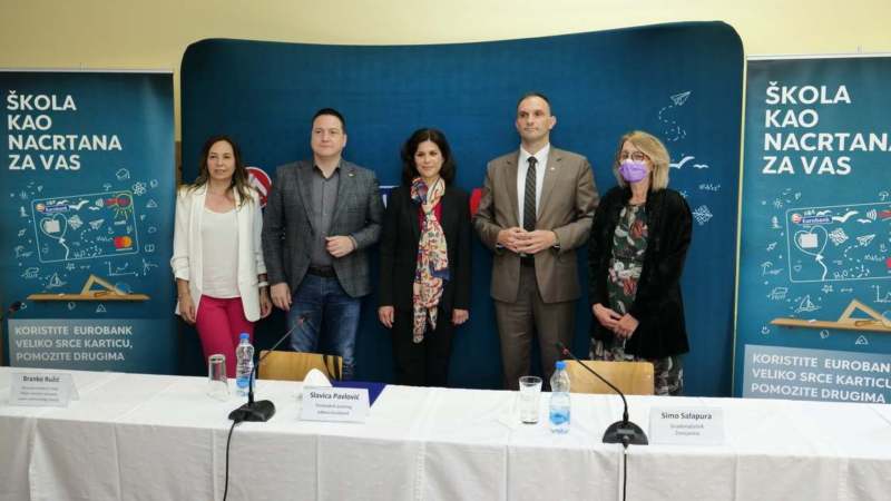 Ružić na uručenju računara za ekonomsku školu u Zrenjaninu 1