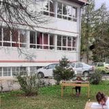 Dečak skočio kroz prozor škole u Kruševcu, polomio noge 5