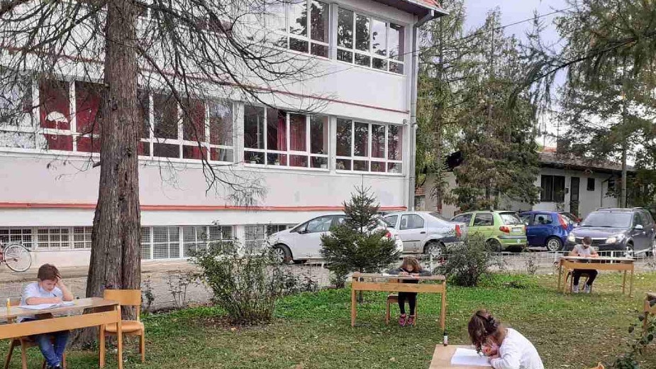 Dečak skočio kroz prozor škole u Kruševcu, polomio noge 1