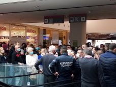 Bez gužvi za vakcine u Ušću od kada su podeljeni prvi vaučeri (FOTO) 9