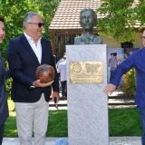 Otkrivena spomen-bista Hugu Buliju koji je doneo prvu fudbalsku loptu u Beograd 16