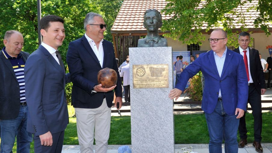 Otkrivena spomen-bista Hugu Buliju koji je doneo prvu fudbalsku loptu u Beograd 1