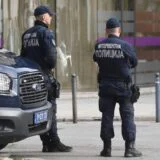 Policija: Zaplenjeno 14 kilograma marihuane, vagica i pištolj, u stanu u Krnjači 10