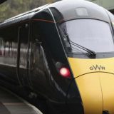 Prekinuto saobraćanje brzih vozova u Britaniji posle otkrića naprslina 12