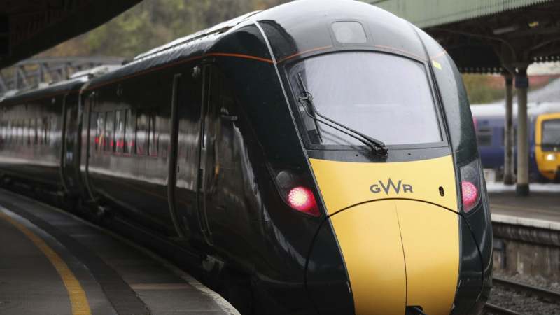 Prekinuto saobraćanje brzih vozova u Britaniji posle otkrića naprslina 1