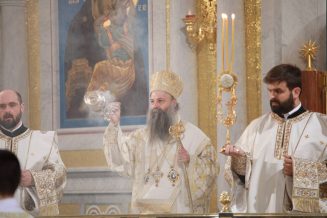 Patrijarh Porfirije služio uskršnju liturgiju u Hramu Svetog Save 2