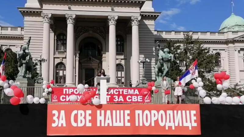 Obradović u porodičnoj šetnji: Mi smo treća politička opcija većinske Srbije (VIDEO) 1