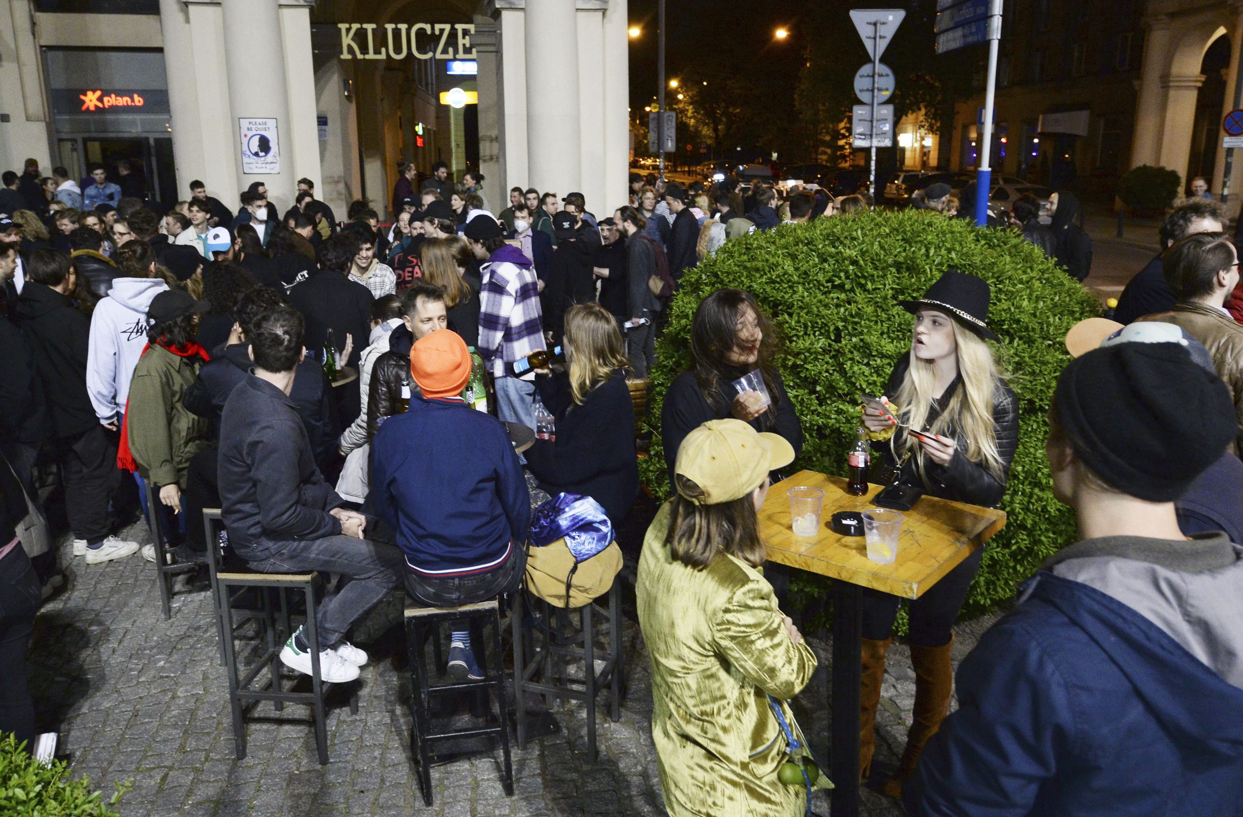 Poljaci u ponoć proslavili otvaranje bašti kafića kao doček Nove godine 1
