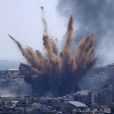 U izraelskom vazdušnom udaru srušena višespratnica u kojoj su bile kacelarije AP i Al Džazire 9