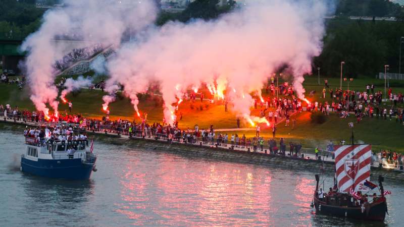 Fudbaleri Zvezde proslavili titulu, tuča navijača u Beton hali (FOTO) 1