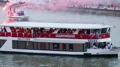 Fudbaleri Zvezde proslavili titulu, tuča navijača u Beton hali (FOTO) 4